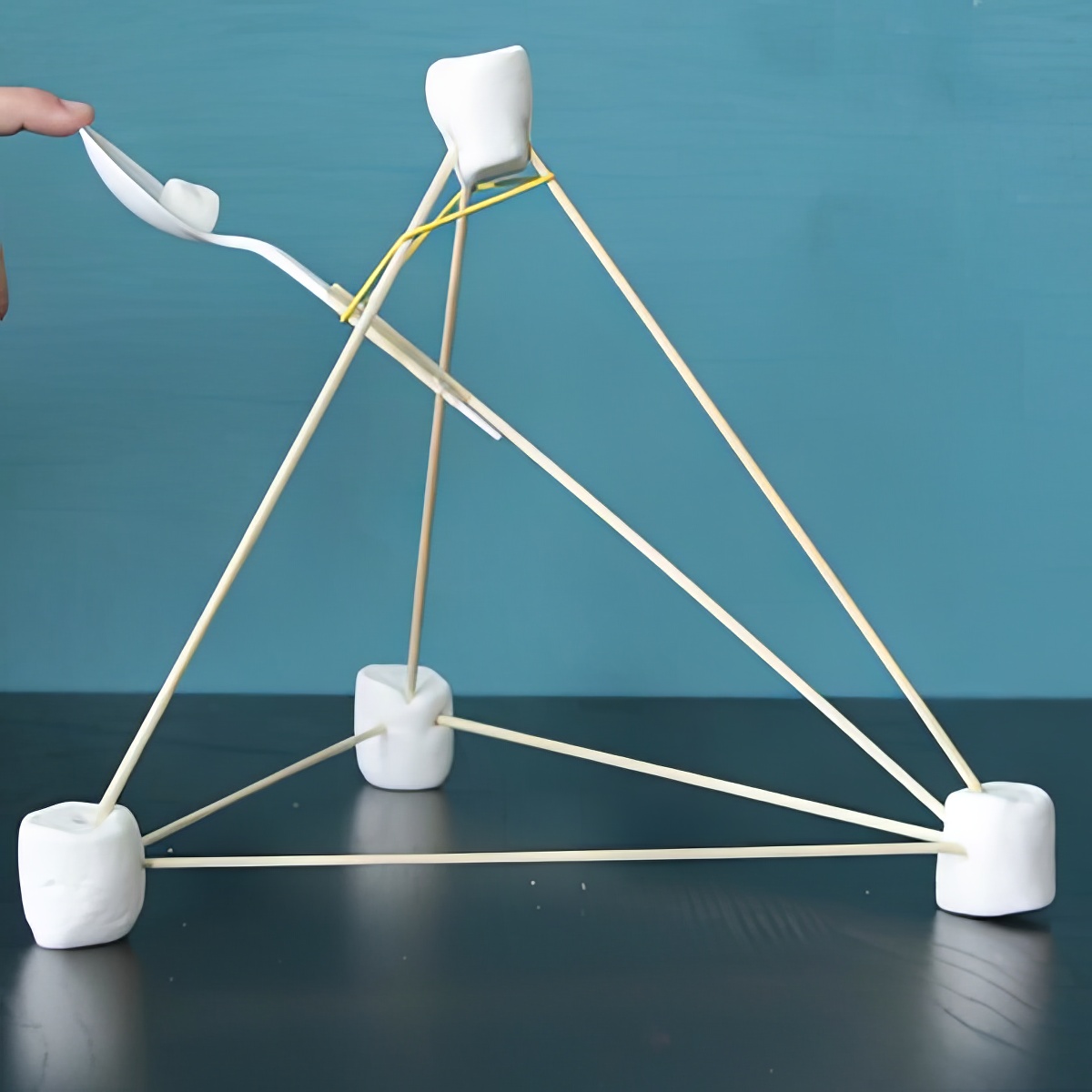 Marshmallow catapult, easy DIY catapult out of marshmallows