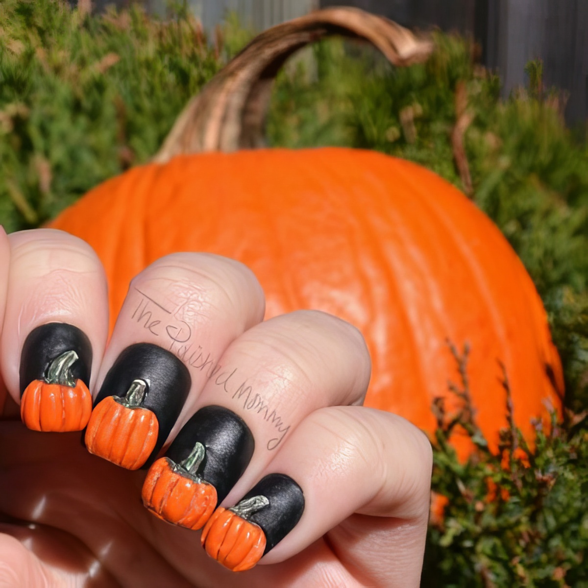 Night a the Pumpkin Patch with these Pumpkin nails design!