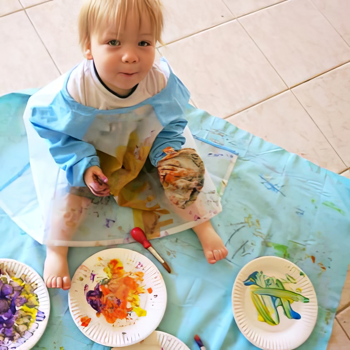 Use a paper plate instead of papers for your little ones to enjoy that canvass painting sessions today!