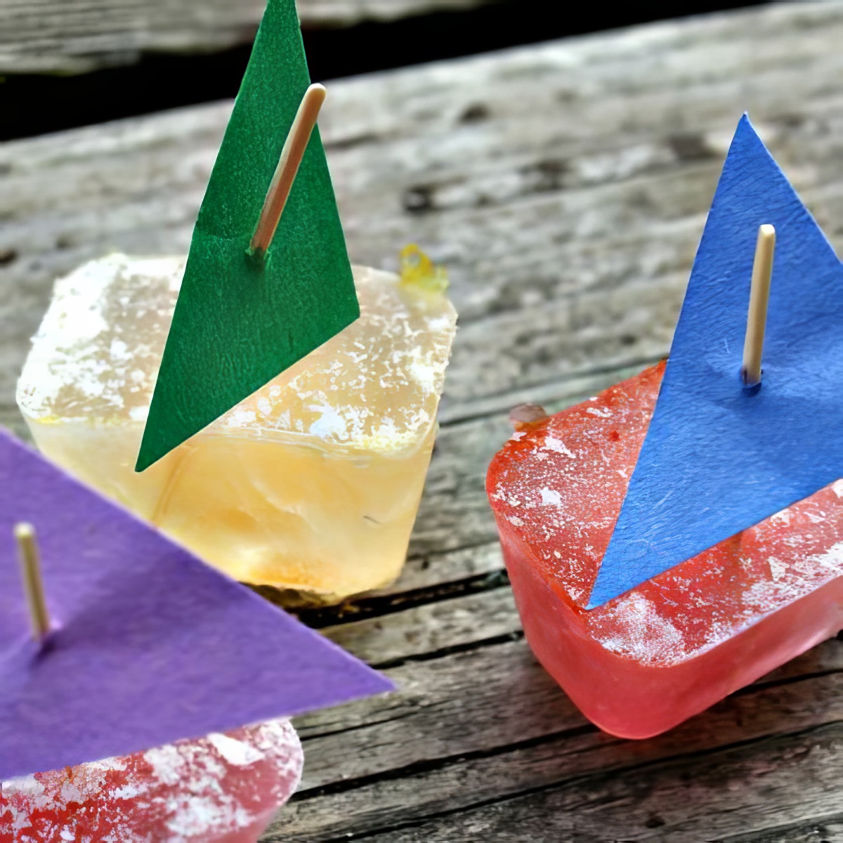 Play these ice floating boats with your kids and be ready to get wet this summer!