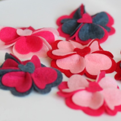felt heart flowers, 15 valentines day hair bow crafts, bow projects, easy bow clips, clips for girls