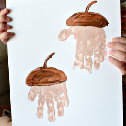 Cute acorn handprint activity with your toddler today!