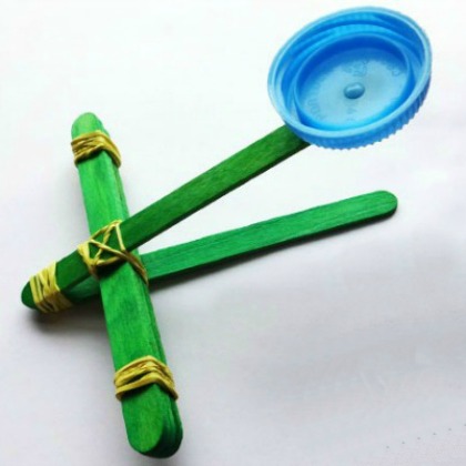 popsicle stick catapult with bottle top & rubber bands from Kids Activities Blog