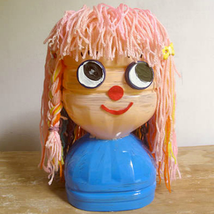 Pretend with your girls as you play with this dolly bottle and choose a hairstyle that looks good on her! 