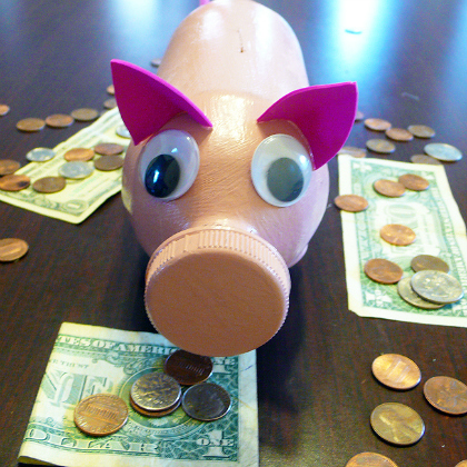 Make this plastic piggy bank bottle for your kids to save! 