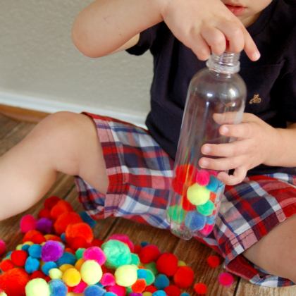 pom pom bottle, Pom-Pom Activities for Toddlers, Play ideas for toddlers, kids crafts, kids activities