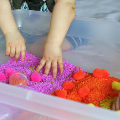 pom pom sorting bin, Pom-Pom Activities for Toddlers, Play ideas for toddlers, kids crafts, kids activities