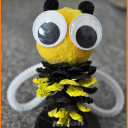 bee pinecone craft for preschoolers!