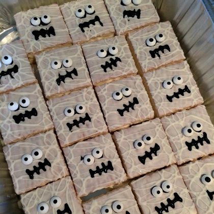 spooky snack cakes mummies for kids!