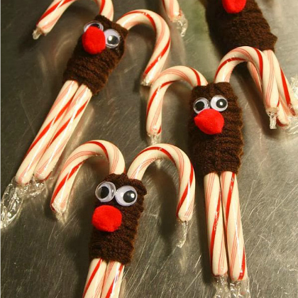candy cane and yarn reindeer, Candy Cane Crafts, winter crafts, snow activities. snowflake projects, winter activities for kids, Christmas crafts, Christmas projects