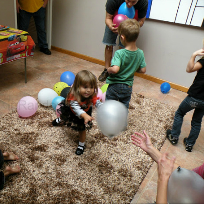 hungry toddler hippo. hungry hungry hippo. balloon games for kids.