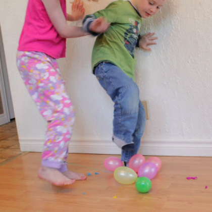 balloon stomping race. balloon game for kids