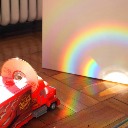 making-cool-rainbows-with-old-CDs-that-kids-can-enjoy