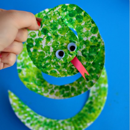 bubble wrap snake, 25 Groovy Green Crafts For Preschoolers, green crafts, crafts for preschoolers, easy diy crafts, green projects, project ideas for preschoolers, earth day ideas, green colored crafts