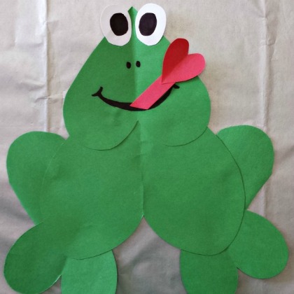 heart frog, 25 Groovy Green Crafts For Preschoolers, green crafts, crafts for preschoolers, easy diy crafts, green projects, project ideas for preschoolers, earth day ideas, green colored crafts