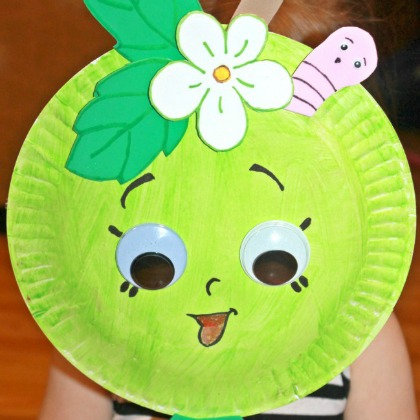 paper plate mask, 25 Groovy Green Crafts For Preschoolers, green crafts, crafts for preschoolers, easy diy crafts, green projects, project ideas for preschoolers, earth day ideas, green colored crafts