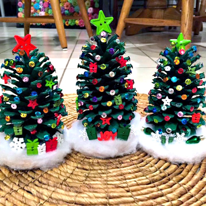 pine cone Christmas trees, Christmas tree, Christmas tree crafts for kids, Christmas tree ideas, simple Christmas tree ideas, winter activities, winter crafts, how to make simple Christmas tree