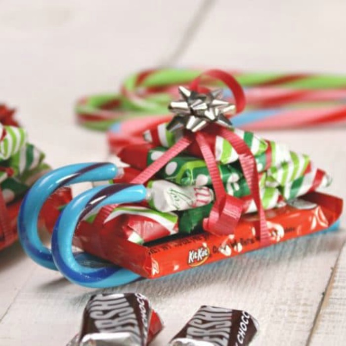 candy sleigh, peppermint candy, crafts with peppermint, peppermint treats, peppermint projects for kids, Christmas candy, Christmas projects, edible crafts, winter projects, winter peppermint