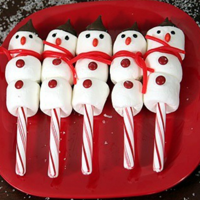 peppermint stick snowmen, peppermint candy, crafts with peppermint, peppermint treats, peppermint projects for kids, Christmas candy, Christmas projects, edible crafts, winter projects, winter peppermint