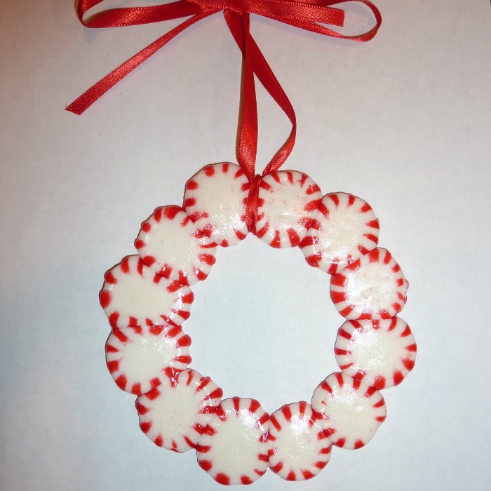 mini peppermint wreath, peppermint candy, crafts with peppermint, peppermint treats, peppermint projects for kids, Christmas candy, Christmas projects, edible crafts, winter projects, winter peppermint