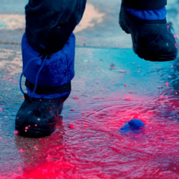 colorful puddle experiment, Super Awesome and Cool Winter Science Experiments